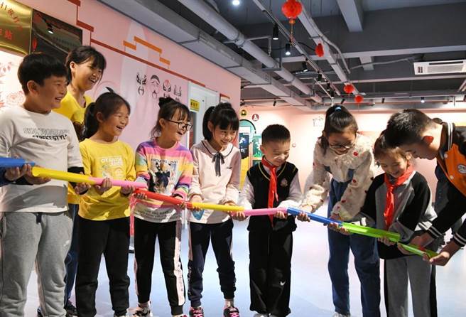 图为去年10月10日「世界精神卫生日」，大陆安徽合肥小朋友体验减压游戏。（中新社）