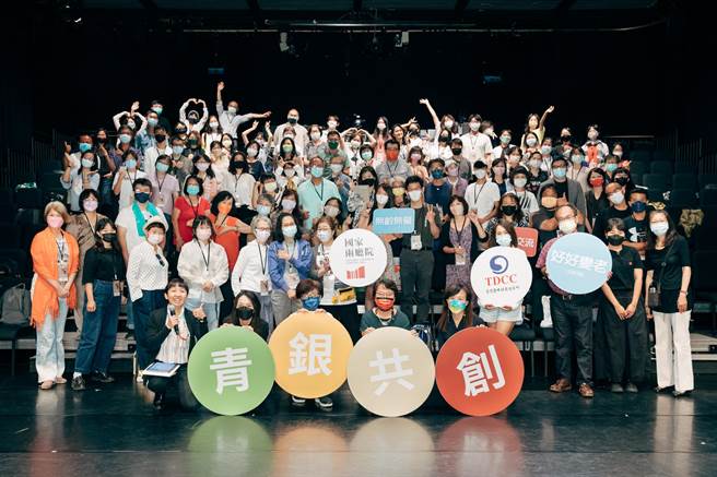 面对台湾成为高龄化社会，国家两厅院持续以表演艺术为媒介，提出对话与实验，除了呼应台湾社会脉动，也体现近年两厅院持续推动的永续共融愿景。今年以「青银共创」为题，持续进行一系列的工作坊。（国家两厅院提供）