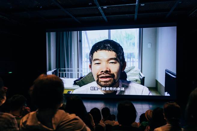 日本剧团OiBokkeShi创办人菅原直树日前在国家两厅院的「2022青银共创分享会」分享，他同时担任演员和照顾服务员，如何运用戏剧体验工作坊，增进与失智长辈互动的经验。（国家两厅院提供）