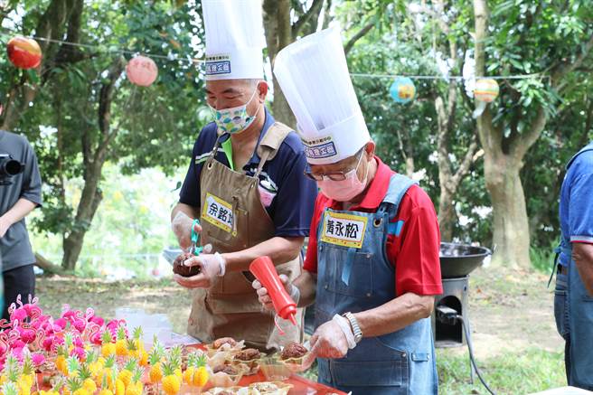 今多位型男主厨以容易取得的罐头结合新鲜食材，与嘉义县长翁章梁、水上乡长刘敬祥、县议员林缃亭等人一同制作「半套料理」。（吕妍庭摄）