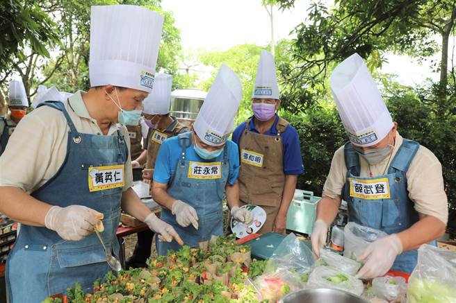 今多位型男主厨以容易取得的罐头结合新鲜食材，与嘉义县长翁章梁、水上乡长刘敬祥、县议员林缃亭等人一同制作「半套料理」。（吕妍庭摄）