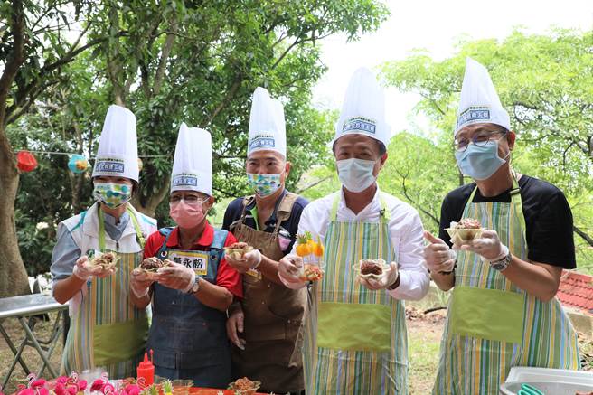 今多位型男主厨以容易取得的罐头结合新鲜食材，与嘉义县长翁章梁、水上乡长刘敬祥、县议员林缃亭等人一同制作「半套料理」。（吕妍庭摄）