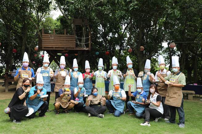 水上乡公所乐龄学习中心特地打造「男士料理工棚」，今举办特别上菜活动。（吕妍庭摄）