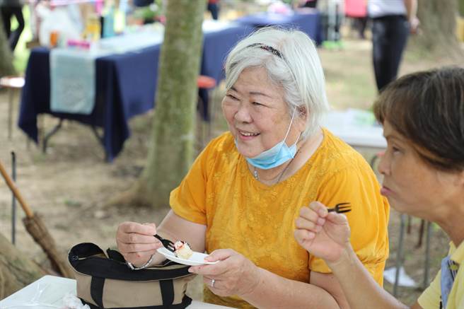 多位型男主厨以容易取得的罐头结合新鲜食材制作「半套料理」，除邀独居长辈一同用餐，也邀家人、儿孙试试阿公的手艺。（吕妍庭摄）