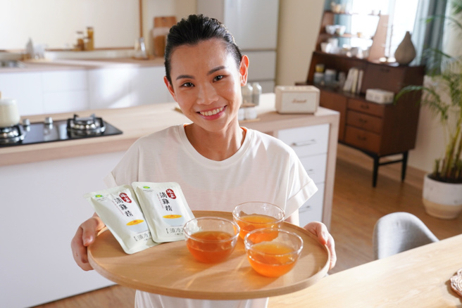 娘家鸡精新广告特写戴资颖日常生活中的滋补时光，现在喝熬鸡精已是小戴每日自我保养的习惯之一。（娘家提供）