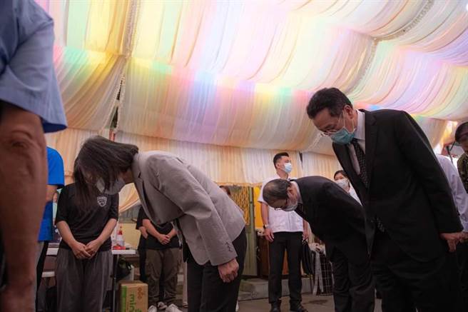 向全若尧家属致意 蔡英文要求国防部彻底检讨(取自蔡英文脸书)