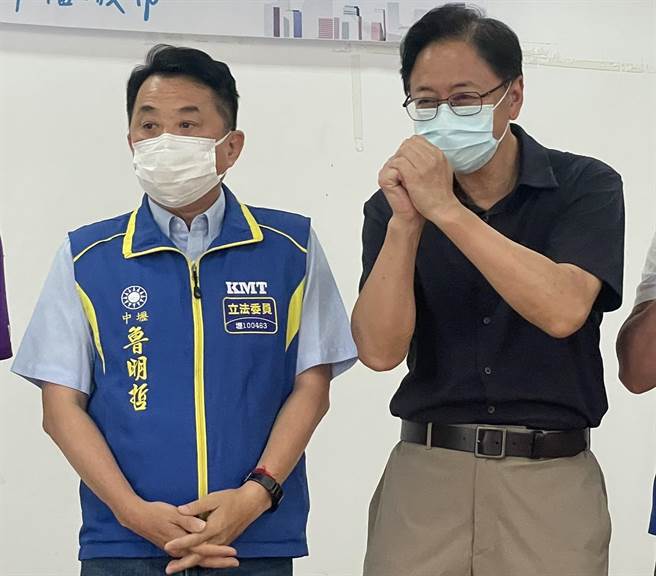 國民黨桃園市長參選人張善政(右)批，只有陳明通、林智堅2人好好到台大面對委員會調查才是關鍵。(呂筱蟬攝)