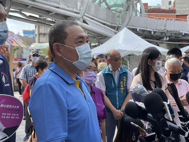 针对民进党台北市长参选人陈时中提出的8年捷运政策，新北市长侯友宜表示，要盖一条捷运很不容易，也很不简单，从事先规画核定到后续工程、经费检讨，都是相当不容易的事。（蔡雯如摄）