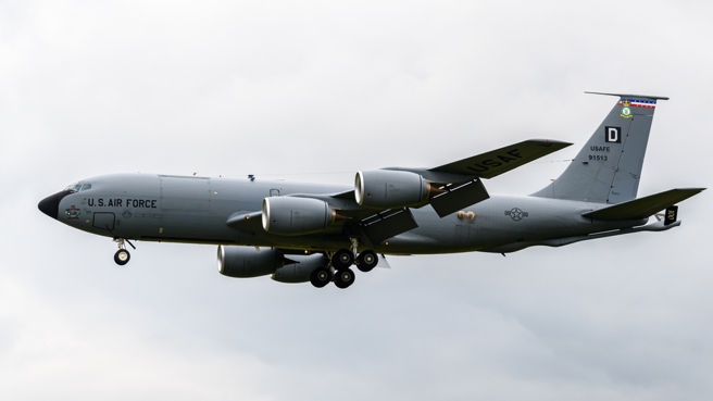 9架隸屬美國國內空軍基地的KC-135空中加油機31日相繼降落在駐日本沖繩美軍嘉手納基地。（資料照／shutterstock）