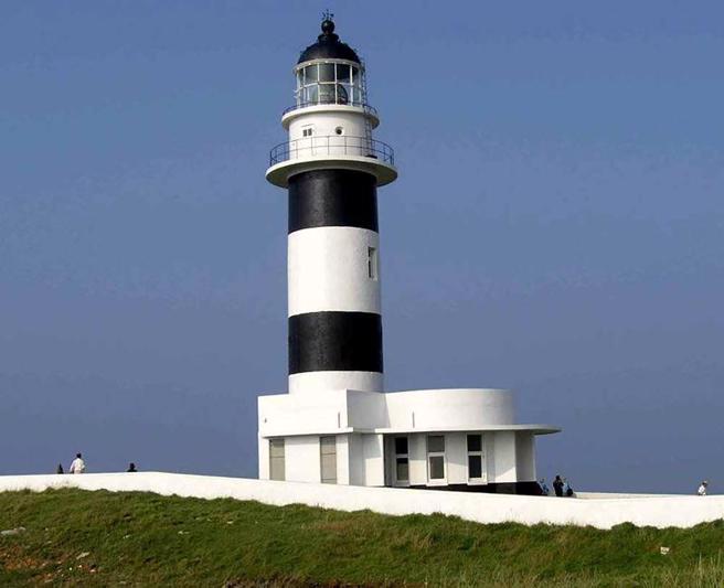 澎湖望安東吉島氣象站表示，受太平洋高壓影響，望安東吉島31日下午1時43分測得氣溫達攝氏35.7度，為今年最高溫。圖為東吉嶼燈塔。
（圖/ 中央社）
