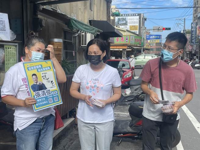 民眾黨桃園市長參選人賴香伶要林智堅、陳明通2人到台大學倫會說明釐清論文真相。(呂筱蟬攝)