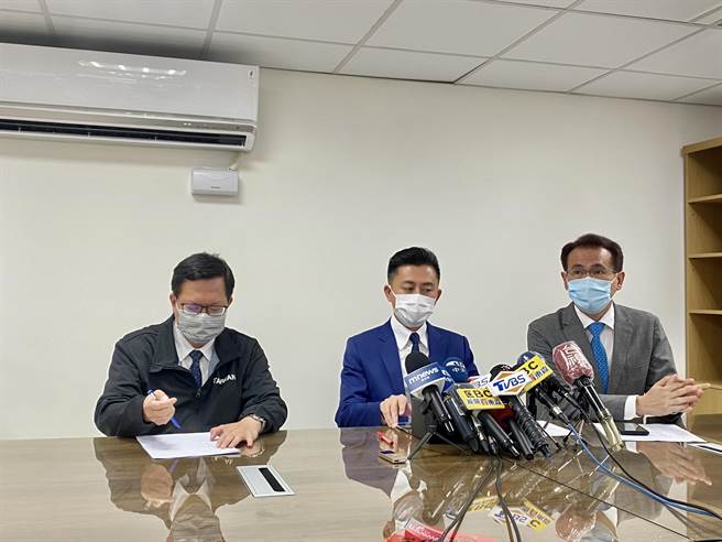 桃园市长郑文灿今陪同民进党桃园市长参选人林智坚开记者会称余没换论文题目就不会有争议。(蔡依珍摄)