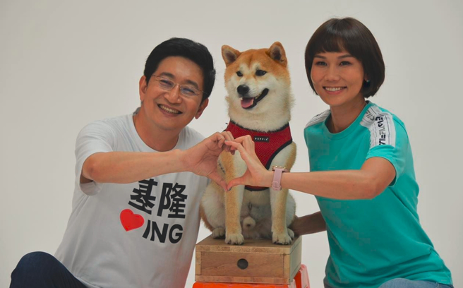 蔡適應(左)鼓勵大家不只寵毛孩，也能安心生育下一代，推動「0到6歲國家一起養」。（圖／取自蔡適應臉書）