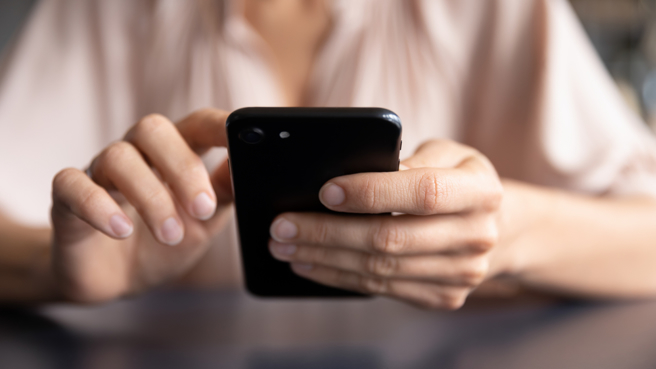 近日台湾民眾被卖到柬埔寨当诈骗集团的事件频传，有网友提醒，若有亲朋好友找自己出国工作，务必提高警觉。（示意图／Shutterstock）