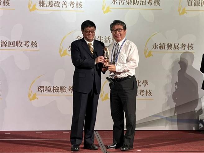 台中市环保局获行政院环保署「110年度环境监测及资讯应用考核」特优，局长陈宏益(右)代表受奖。(环保局提供／林欣仪台中传真)
