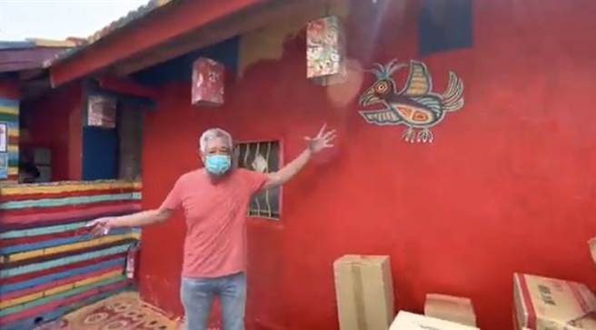彩虹文创公司负责人魏丕仁，下午回到彩虹眷村收东西，强调涂掉的彩绘都是公司团队创作的。(民眾提供)