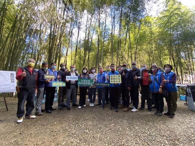 云林县府委托台大森林实验管理处进行草岭石壁疗育基地的森林医学监测，受测者的肌肉量与基础代谢皆增加，县长张丽善（左八）争取云林设国家公园。（本报资料照片）