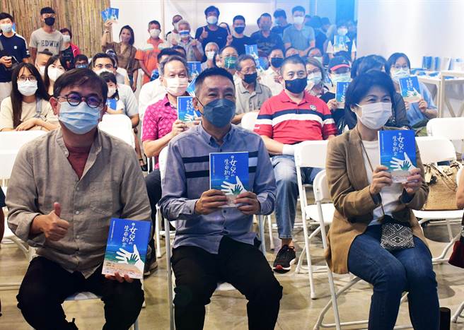 ▲李濂淞（中）辦理「與女兒的生命約定」新書發表會，縣長饒慶鈴（右）、立委劉櫂豪（左）到場祝賀 。（莊哲權攝）  