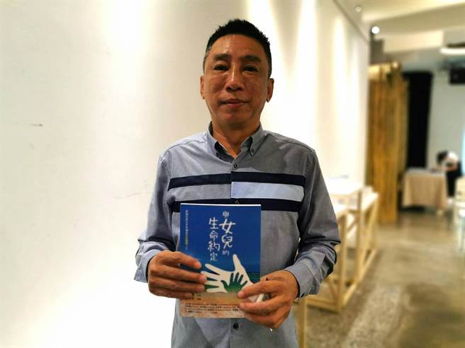 李濂淞書寫曲折的生命故事，除了獻給愛女以外，也期盼傳遞正面力量給更多人。（莊哲權攝）
