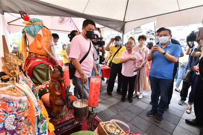 新北市文化局今举行「咏唱七夕．恋恋双城」活动，搭上七夕情人节热潮，市府与霞海城隍庙合作，吸引不少求姻缘的男女到场。（蔡雯如摄）