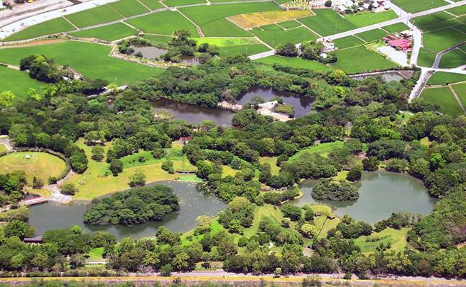 鳥瞰關山親水公園綠意盎然，卻因設備老舊，缺乏誘因，造訪的遊客非常少。（莊哲權攝）