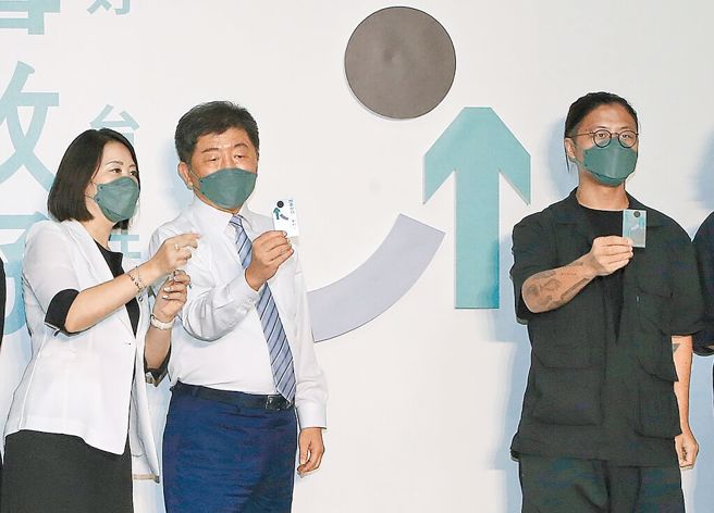 陈时中(左2)曾与家暴男林秉枢合影，竞选总干事吴思瑶(左1)更与林互动亲昵，耐人寻味。（资料照／赵双杰摄）