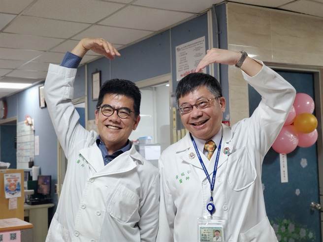 臺大云林分院长黄瑞仁（右）6年任满卸任，明日（8月1日）由副院长马惠明（左）接任。（周丽兰摄）