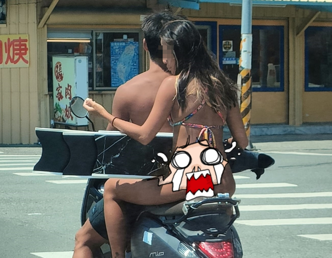 男子拍下屏东县恒春镇有1对男女不戴安全帽骑机车在路上，网友也骂翻「现在都不用戴安全帽？」。（翻摄自脸书爆废公社）