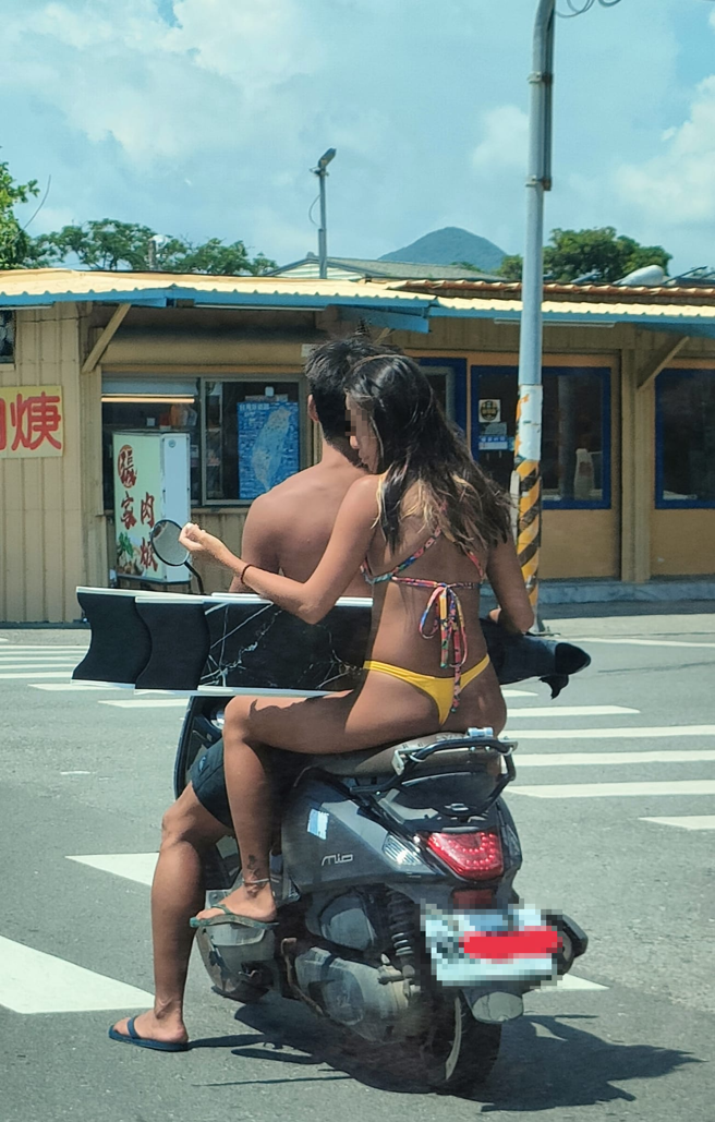 男子拍下屏东县恒春镇有1对男女不戴安全帽骑机车在路上，网友也骂翻「现在都不用戴安全帽？」。（翻摄自脸书爆废公社）