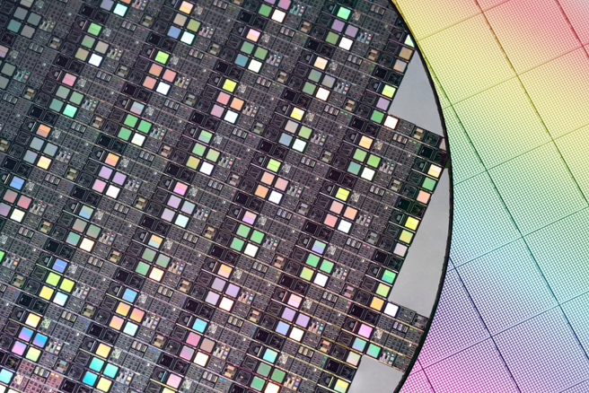 晶圆代工产能利用率出现松动的情况下，上游硅晶圆材料端也难以置身事外。（示意图/达志影像/shutterstock）
