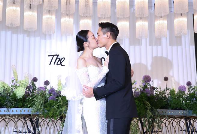 楊祐寧與老婆Melinda甜蜜親吻。（陳俊吉攝）