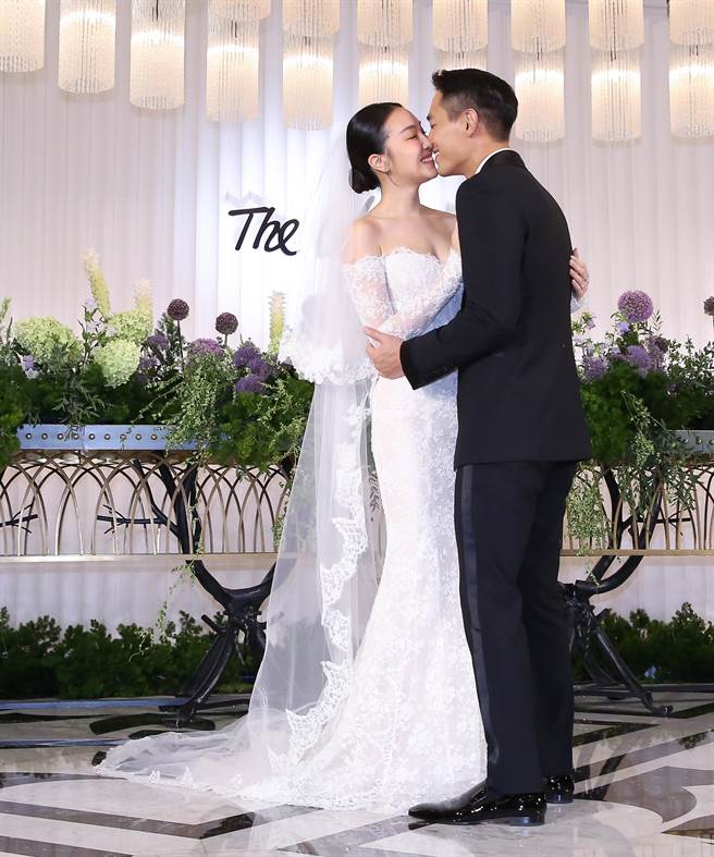 楊祐寧與老婆Melinda甜蜜親吻。（陳俊吉攝）