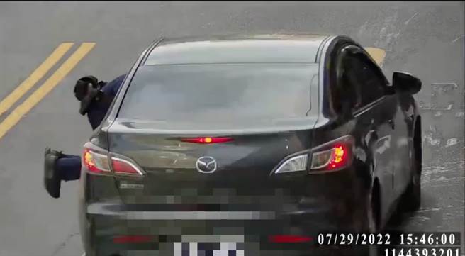 监视器拍到吴姓警员攀挂在车上遭拖行的惊险画面。（警方提供）