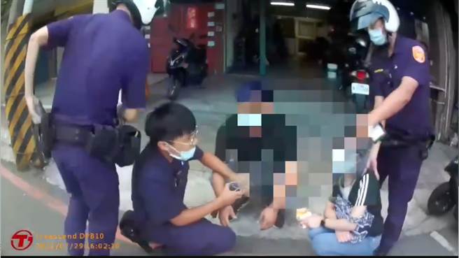 最后车上2名鸳鸯通缉犯遭到警方压制逮补。（警方提供）