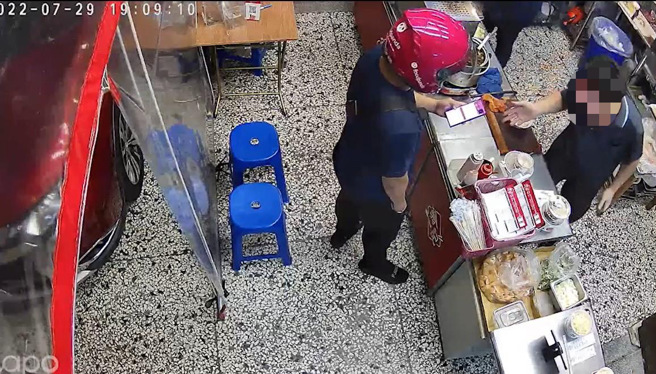 一名外送员疑似嫌等餐时间太久，与老板起争执。（图／翻摄自脸书社团外送员的奇闻怪事）