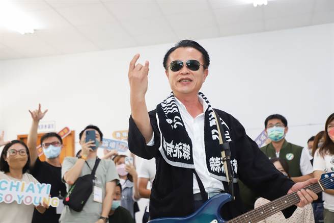 嘉义长翁章梁戴上墨镜、背上电吉他，化身Rocker为8月13日、14日在民雄日式招待所举办的「诸罗祭」代言。（嘉义县政府提供∕吕妍庭嘉义传真）