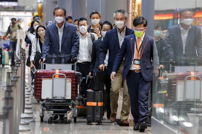 日本旅游踩线团31日傍晚抵台，预计在台4天採访台湾北部观光景点，这是疫情爆发后，首度有外国观光团来台踩线。（陈麒全摄）