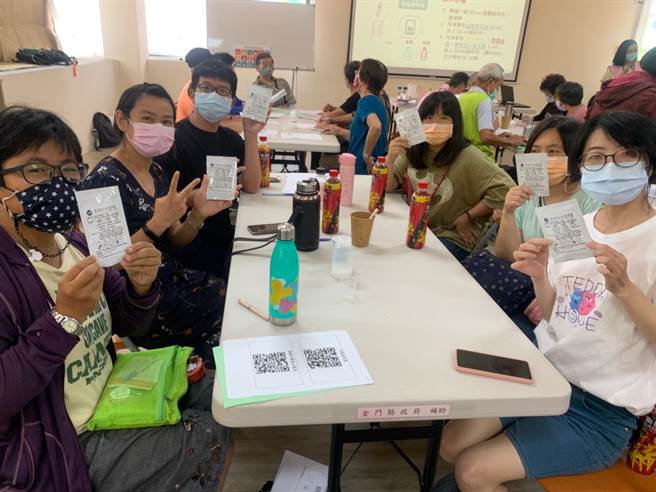 金门向阳吉第社区和县水试所今天合办「藻到新契机永续利用工作坊」，大小朋友开心DIY学作「海带面膜」。（杨肃谦提供）