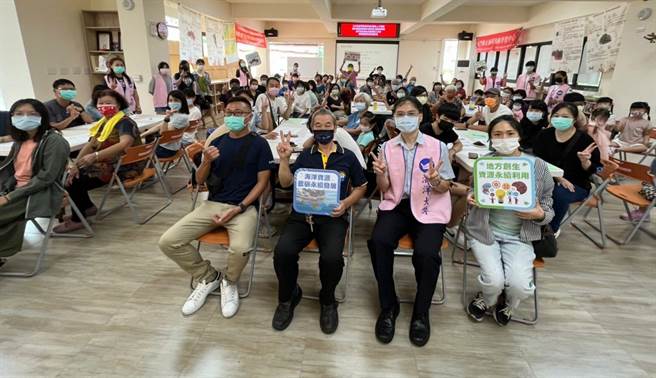 向阳吉第社区协会理事长杨肃谦（前左二）带领大小朋友走进海藻世界，希望大家对金门故乡有更多的认识。（杨肃谦提供）