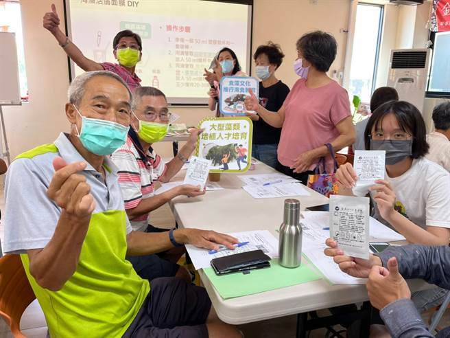 90位大小朋友在海洋大学教授李孟洲等人的指导下，认识金门长在石头上好吃的「石花菜」，也DIY学作「海带面膜」，共度一个知性的星期假日。（杨肃谦提供）