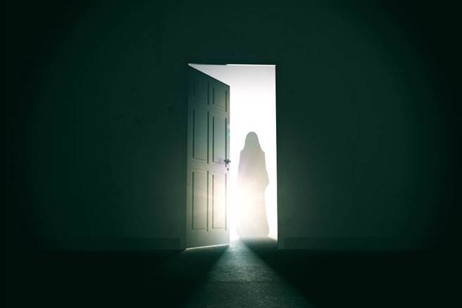 农历7月一到，不少民俗专家分享鬼月禁忌，话题热度更是直线上升。（示意图／Shutterstock）