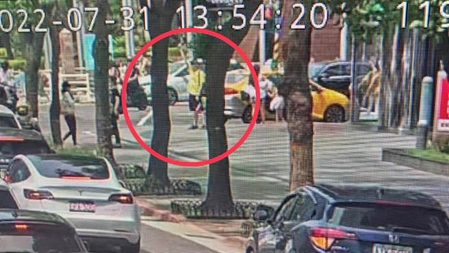 男子持槍高舉過頭嚇壞路人。（翻攝畫面）