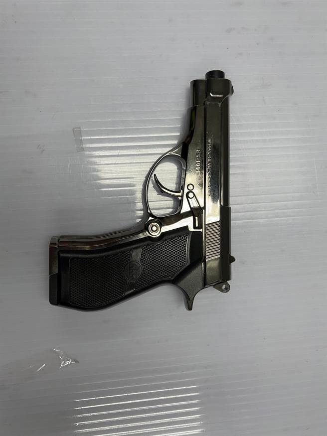 男子持有的BB槍。（翻攝畫面）