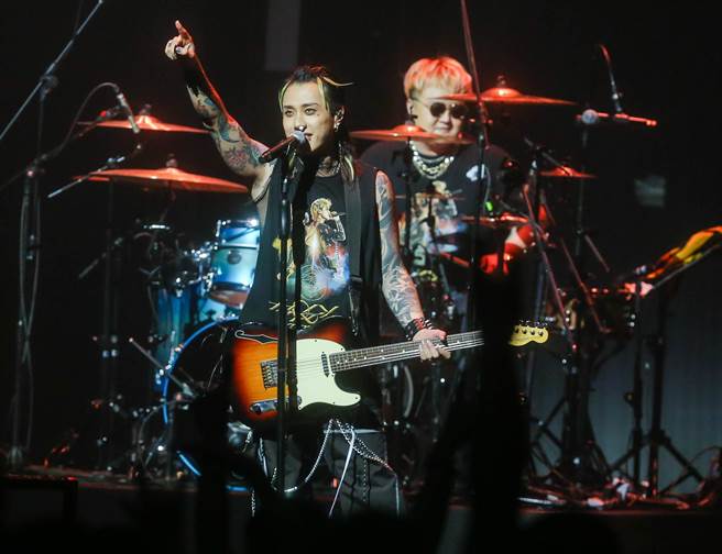 阿夜（左）今在台上突流鼻血。（粘耿豪攝）