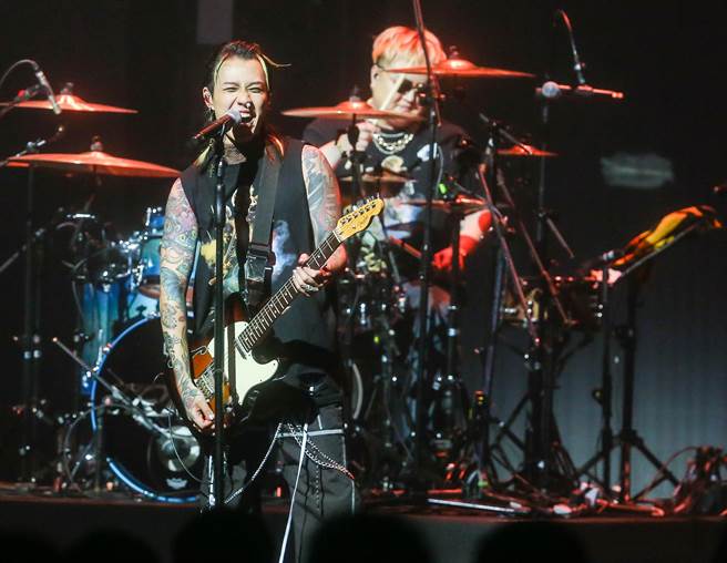 阿夜（左）今在台上突流鼻血。（粘耿豪攝）