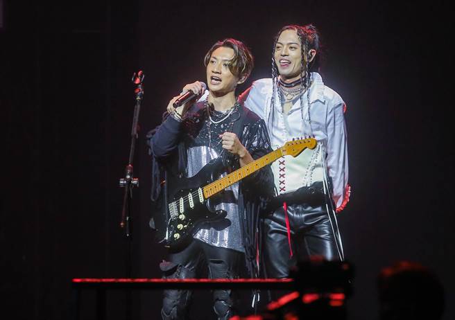 茄子蛋吉他手阿德（左）今為TRASH站台演出。（粘耿豪攝）