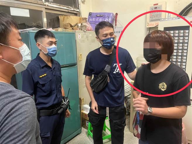 警方4小时内查获涉案男子，他向警方供称自己是涂鸦客，看板上的红漆为涂鸦创作。（警方提供）