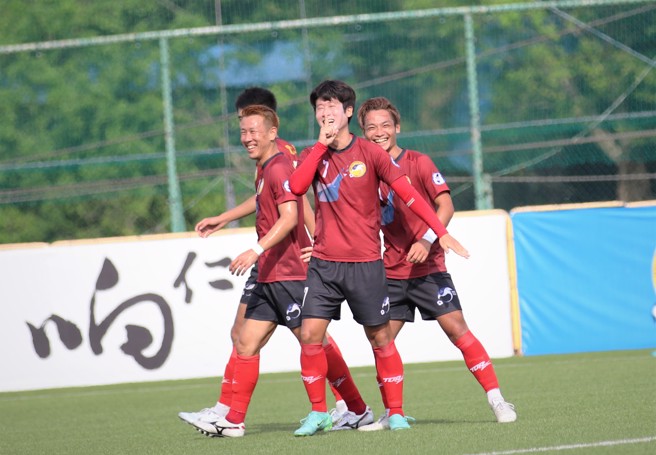 朱益成（中）进球后朝观眾比出庆祝手势。（中华足协提供）