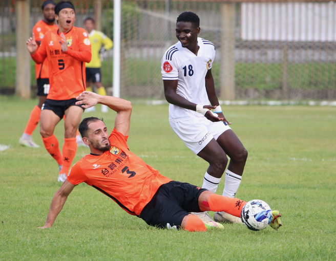 台湾石虎韦嗣（右）接应队友传球被台钢阿林截走。（中华足协提供）