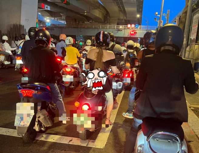 一名薄纱妹因为穿着清凉，还隐隐约约露出「黑色小丁」，引起网友暴动。（翻摄自脸书路上观察学院）